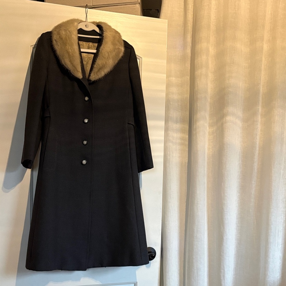 Elegant Black Coat with Faux Fur Collar